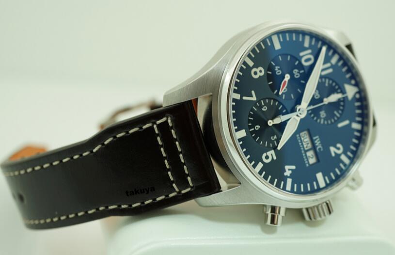 The blue dials and brown leather straps contribute to a good color matching. 