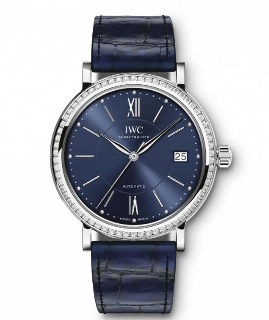 The blue leather strap matches the blue dial perfectly, making the model elegant and sporty.