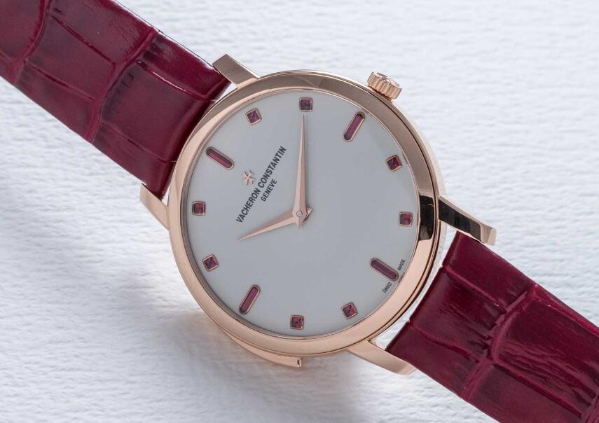 Swiss knock-off watches online are shiny with red color.